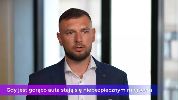 aaaauto,auto,nagrzany samochód,jaka temperatura jest w samochodzie,samochód na słońcu,samochód pozostawiony na słońcu