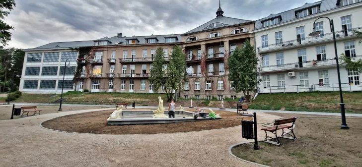 fontanna otwock,rewitalizacja fontanny otwock,szpital reymonta otwock,fontanna z syreną otwock,Mazowieckie Centrum Leczenia Chorób Płuc i Gruźlicy otwock