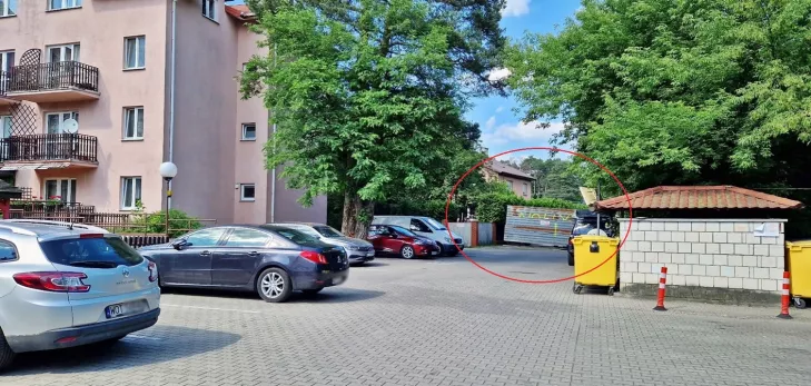 blokada drogi wjazdowej otwock,zablokowana droga otwock,zablokowana droga na parking otwock,osiedle kolorowa otwock,blokada drogi kolorowa otwock