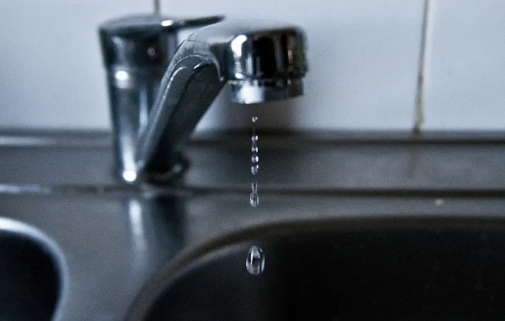 Znów problem z jakością wody. Kolejne niepokojące komunikaty - Infostrow.pl