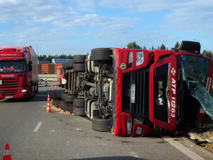 wypadek s17,utrudnienia wiązowna,utrudnienia s17 s2,ciężarówka zablokowała drogę,wypadek wiązowna,wypadek góraszka